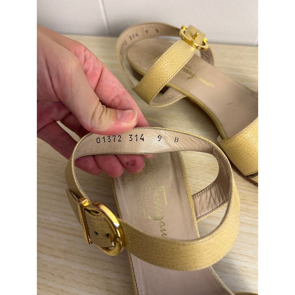Salvatore Ferragamo Sandals Women 9 B Yellow Pebble Calf Flat Italian old money - Picture 5 of 9